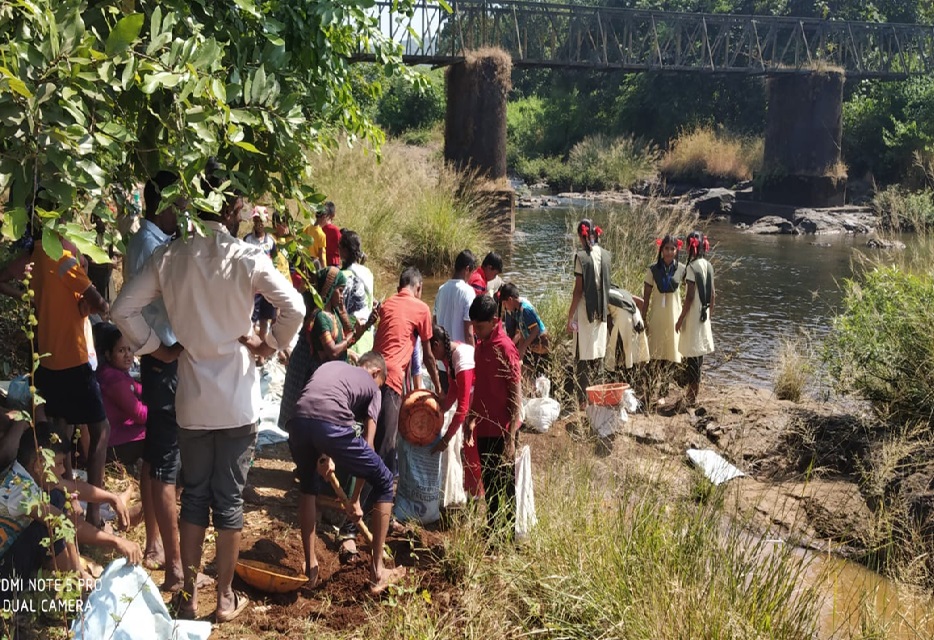ग्रामपंचायत  कोंडगे  मिशन बंधारे बांधताना ग्रामस्थ व विध्यार्थी 
